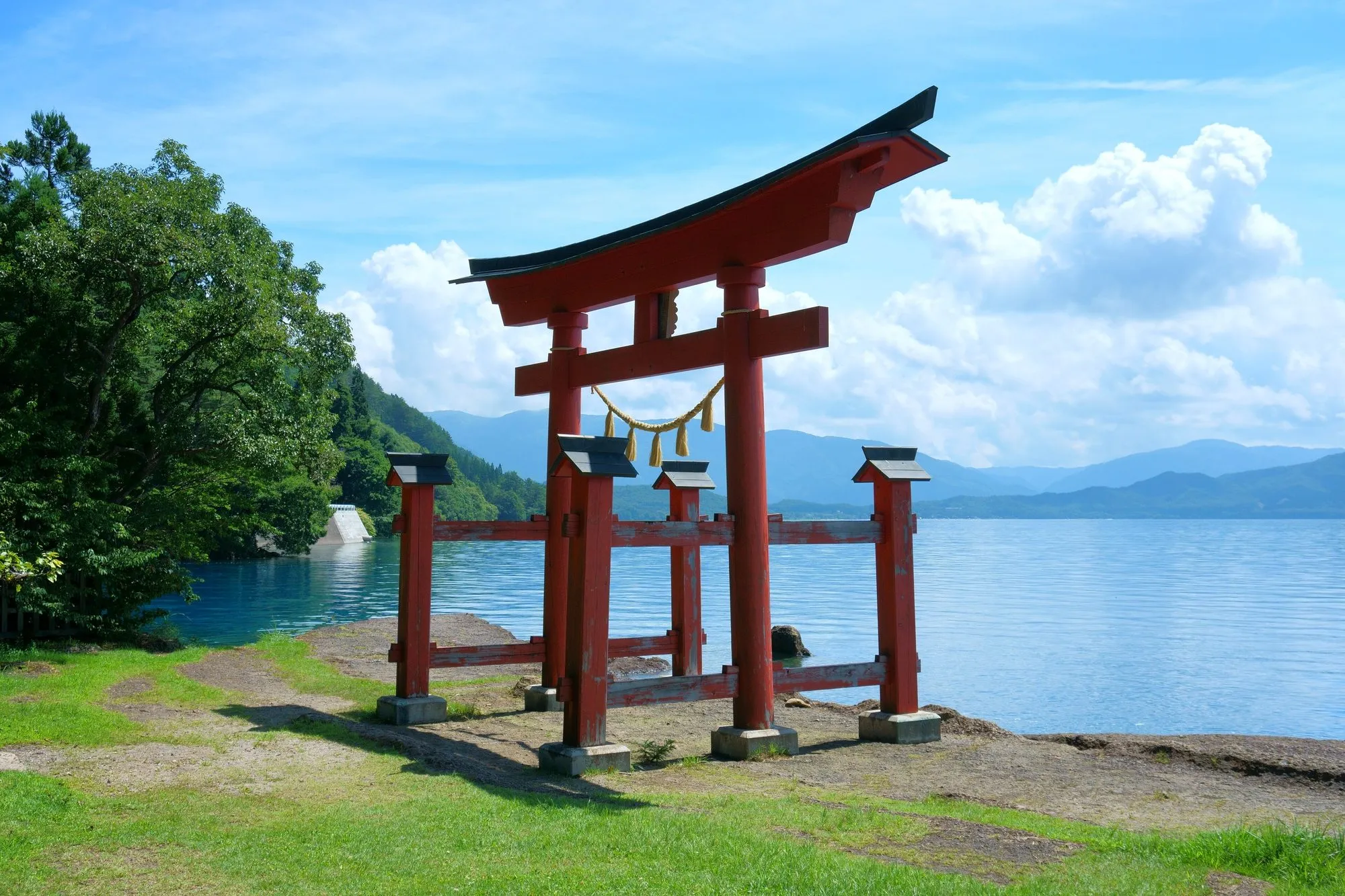 鳥居ごしの水平線。北岸は湖をひろく見渡せる
