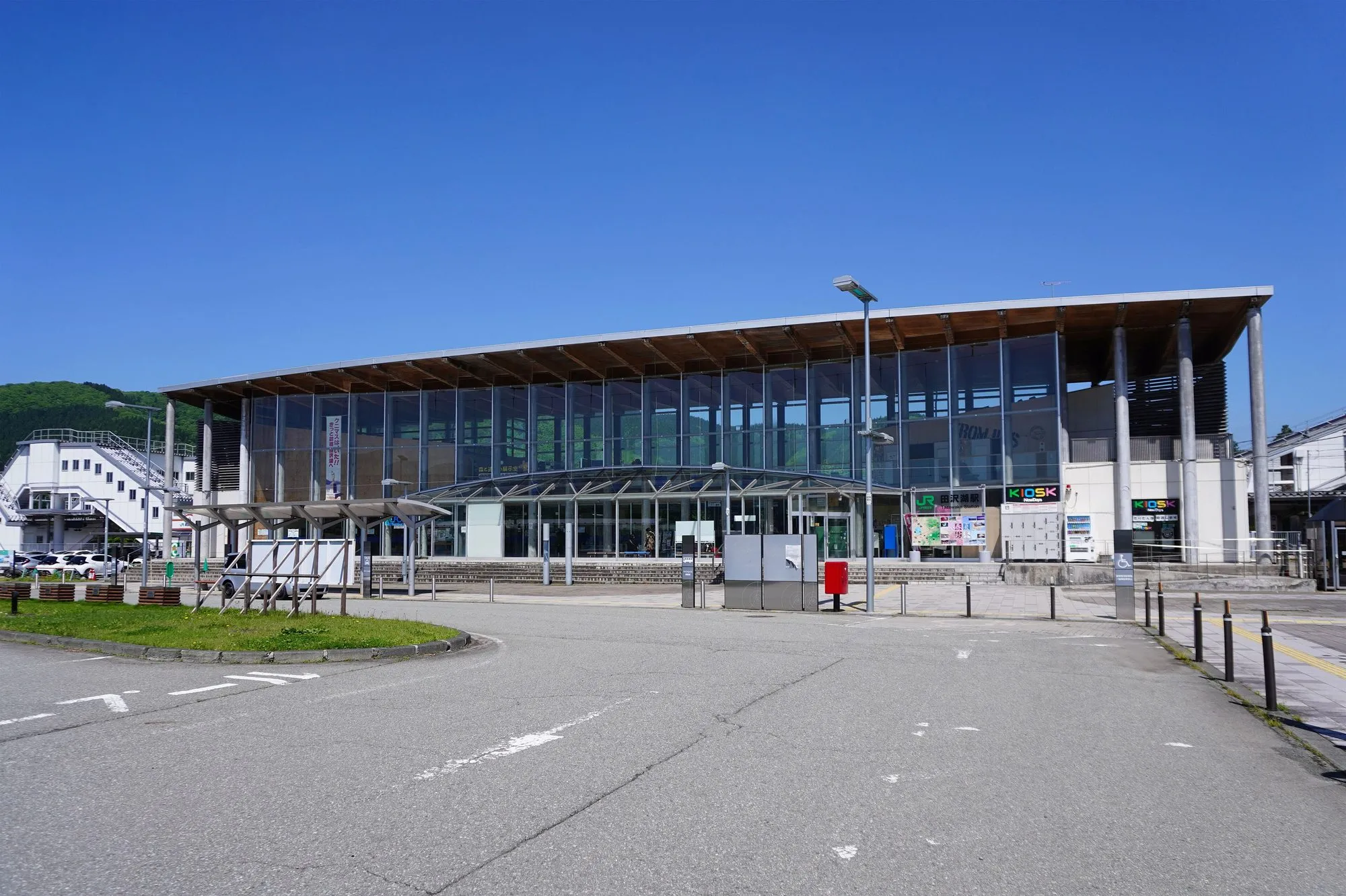 秋田新幹線が停車するJR田沢湖駅の駅舎